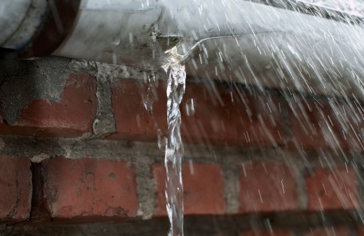Why You Might Need Urgent Gutter Help in Chicago